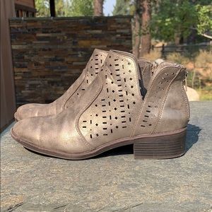 Shiny grey ankle boots with zipper.